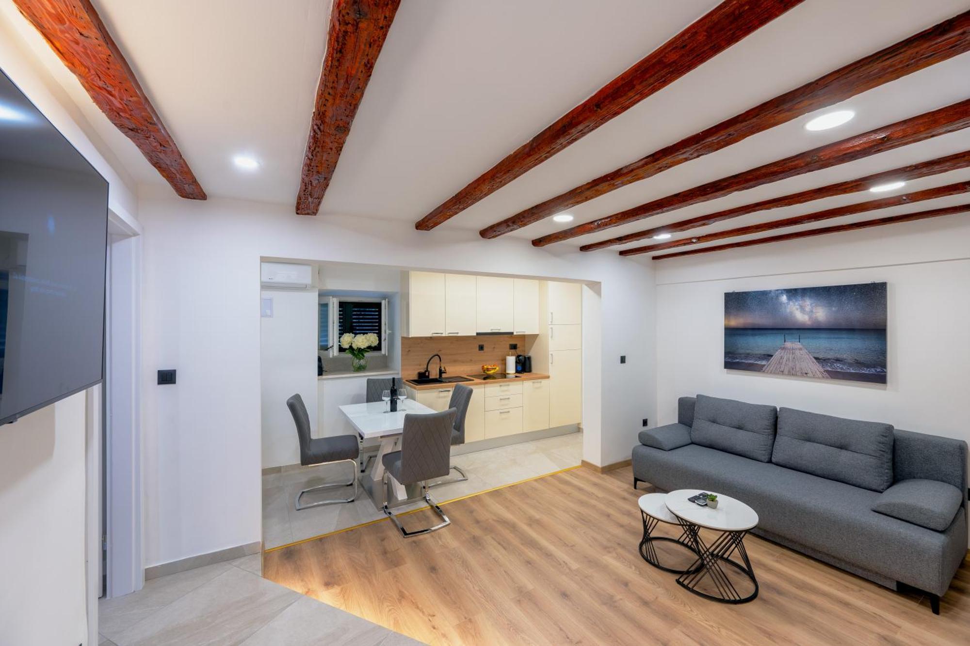 Bernard Deluxe Renovated Peaceful Old Town Gem Apartment สปลิท ภายนอก รูปภาพ