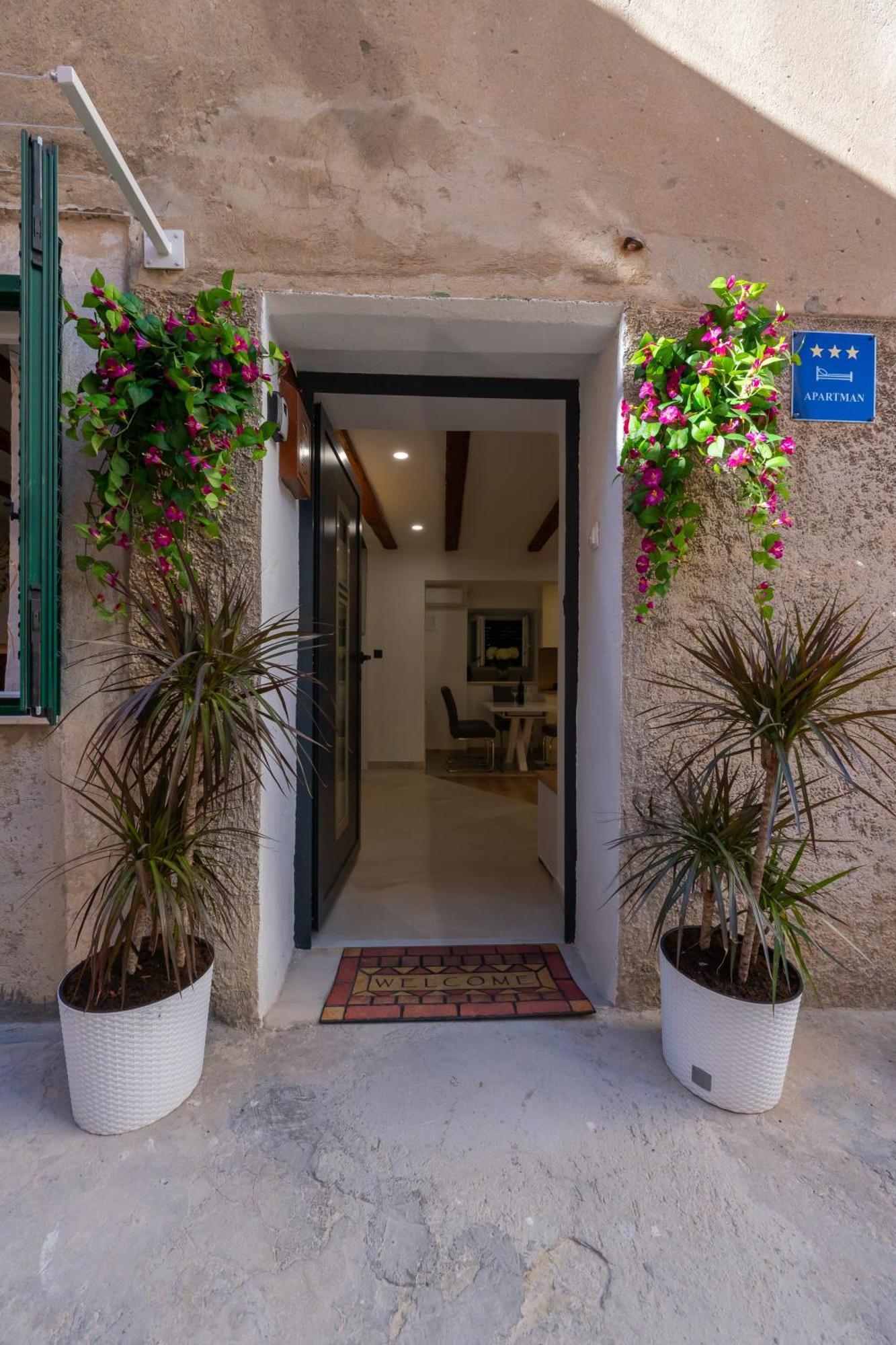 Bernard Deluxe Renovated Peaceful Old Town Gem Apartment สปลิท ภายนอก รูปภาพ
