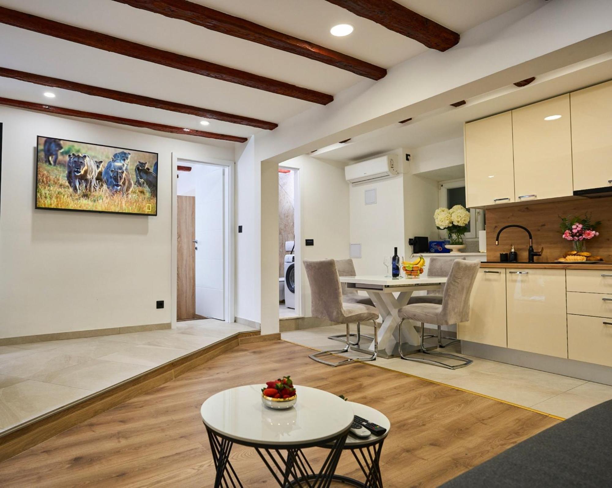 Bernard Deluxe Renovated Peaceful Old Town Gem Apartment สปลิท ภายนอก รูปภาพ