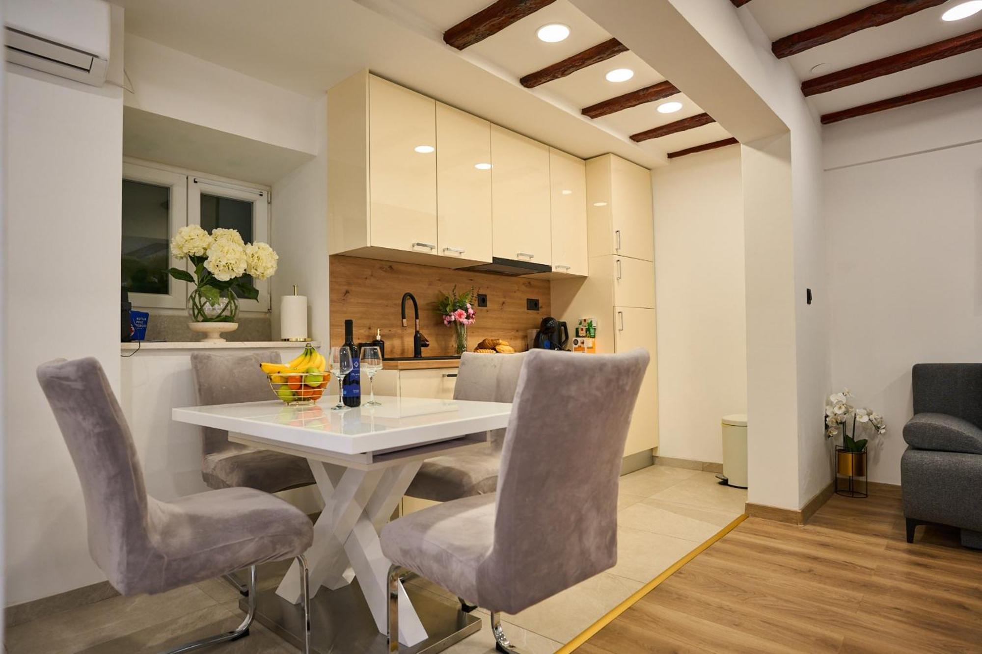 Bernard Deluxe Renovated Peaceful Old Town Gem Apartment สปลิท ภายนอก รูปภาพ